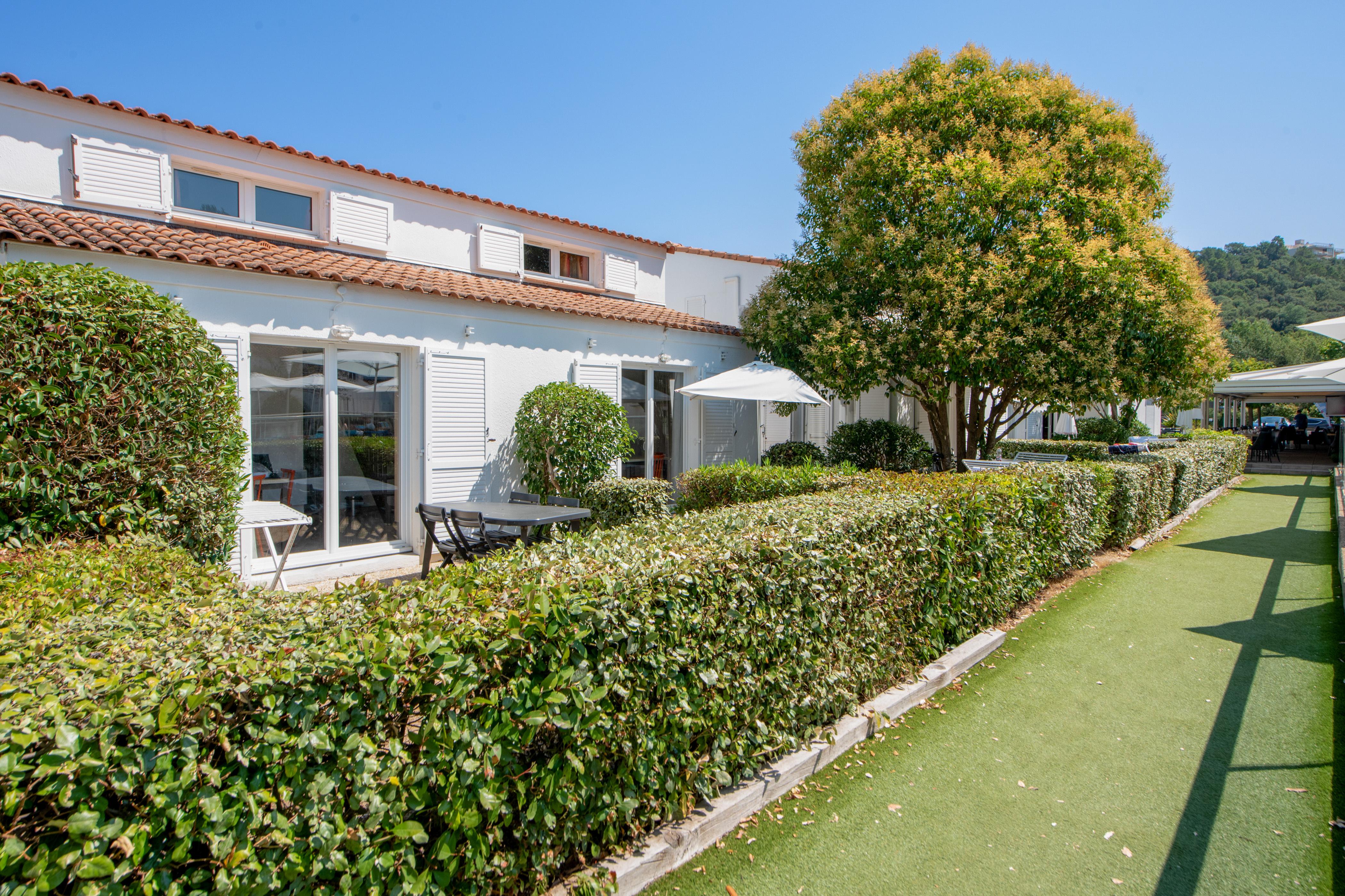 Comfort Aparthotel Mandelieu La Napoule Village Exterior photo